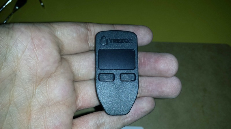 trezor-vs-hand-display