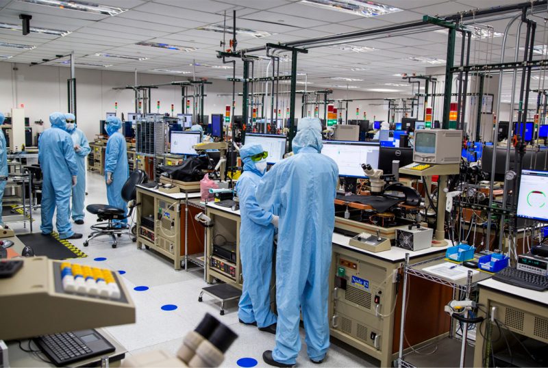 Workers_in_Dallas_Apple_factory_01172018